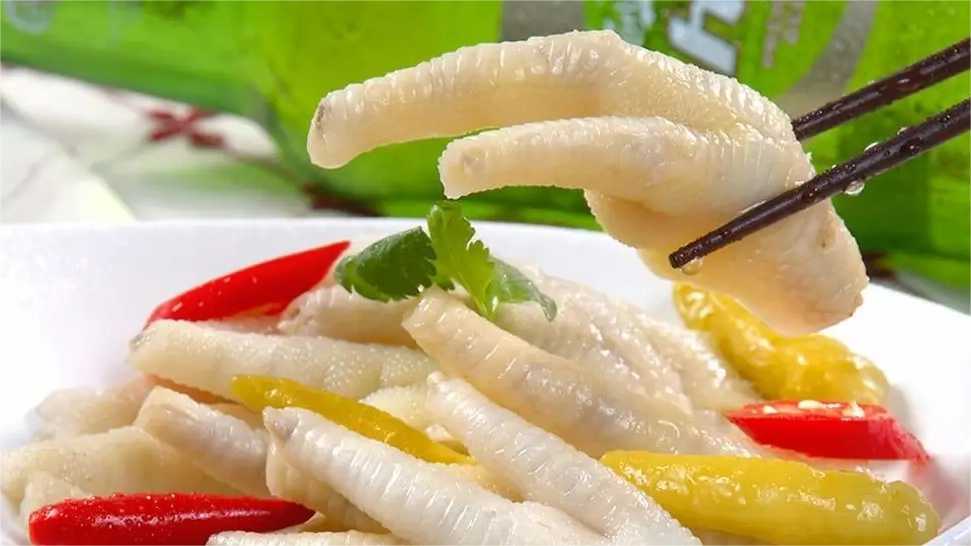 泡椒鳳爪塑料保鮮盒包裝機:鎖住美味,保鮮每一刻
